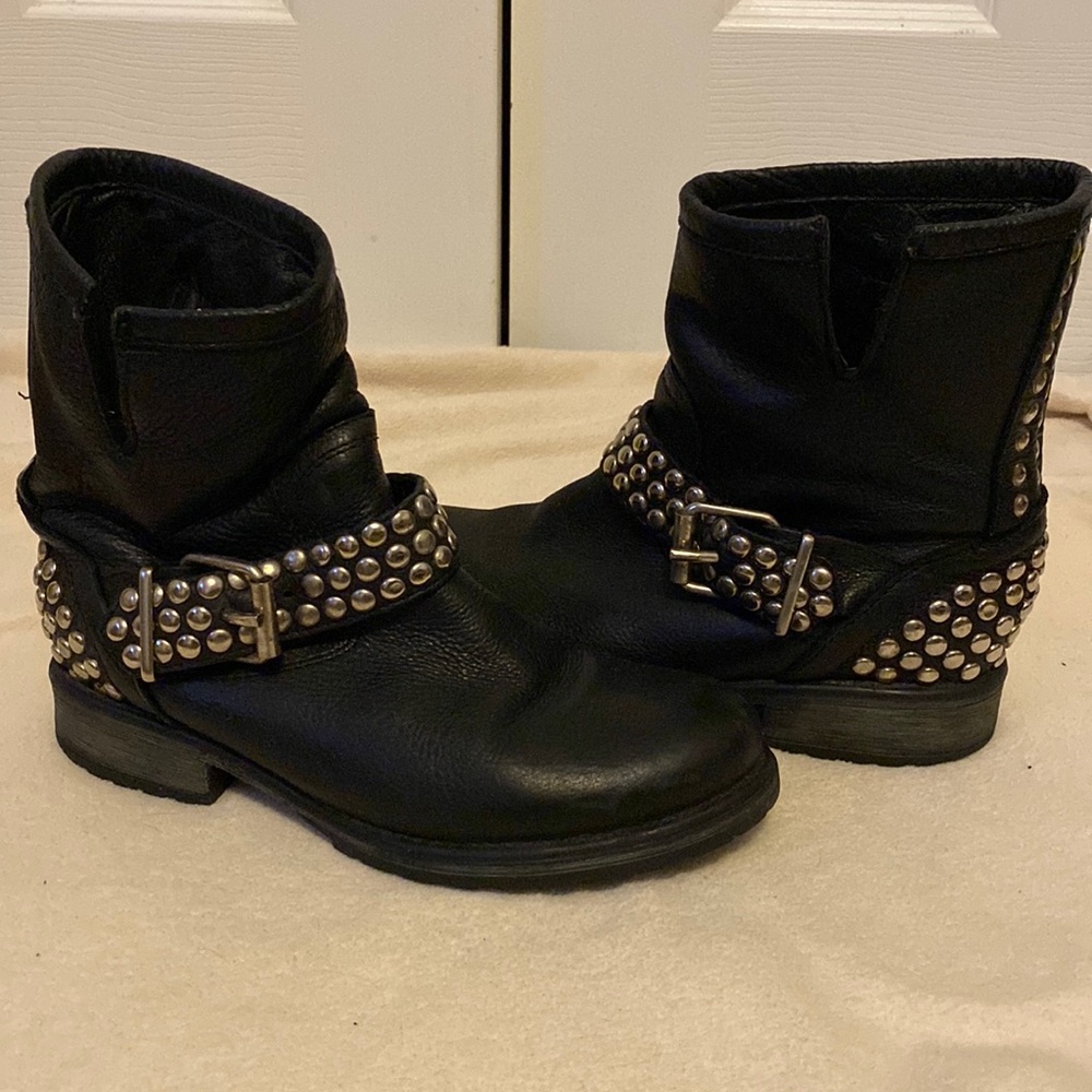 In great condition Women ankle stud boots size:7 1/2 Black